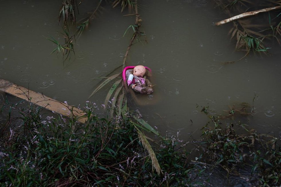 Archivo - Muñeca de juguete en La Albufera, días después de la dana que asoló la provincia de Valencia.
