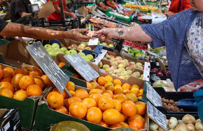 Archivo - Cajas de piezas de frutas en un mercado de la Comunidad de Madrid, a 12 de junio de 2024, en Madrid (España). El Gobierno ha afirmado hoy que su intención es prorrogar la rebaja del IVA a algunos alimentos que finaliza el próximo 30 de junio por
