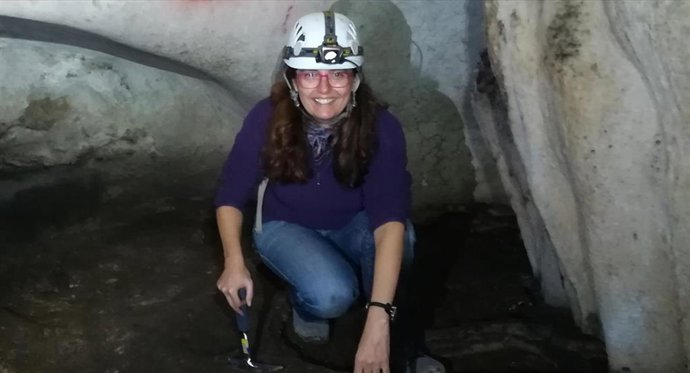 La investigadora Guadalupe Monge Gómez en la Cueva del Ángel.