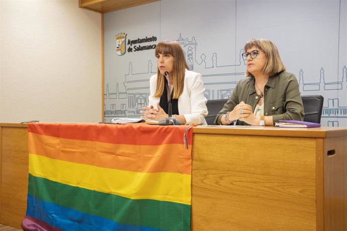 Las concejalas socialistas María Sánchez (izda) y María García, durante la rueda de prensa.