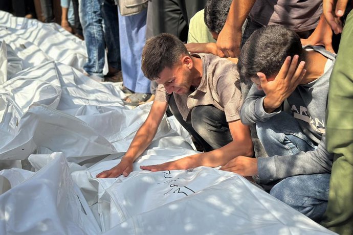 4 de junho de 2025, Khan Younis, Faixa de Gaza, Território Palestino: Parentes de palestinos que perderam a vida, incluindo crianças, choram no hospital Nasser após um bombardeio israelense em uma escola que abrigava pessoas deslocadas em Khan Yunis, no s