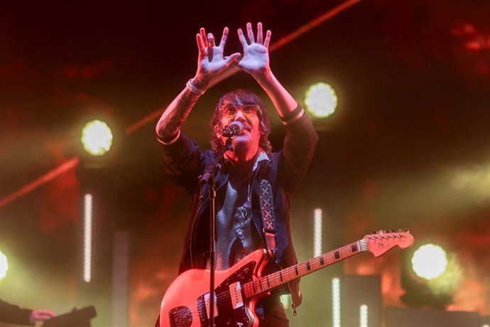 Archivo - El grupo Lori Meyers durante una actuación en el WiZink Center.
