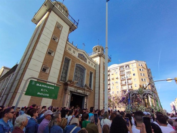 El Simpecado de la Hermandad del Rocío de Huelva a su llegada a la iglesia del Rocío de la capital.