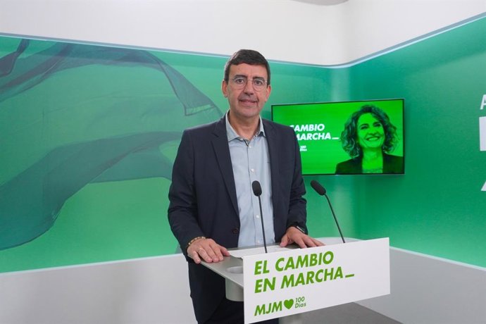 El portavoz de Presidencia del Grupo Socialista en el Parlamento andaluz, Mario Jiménez, en rueda de prensa.