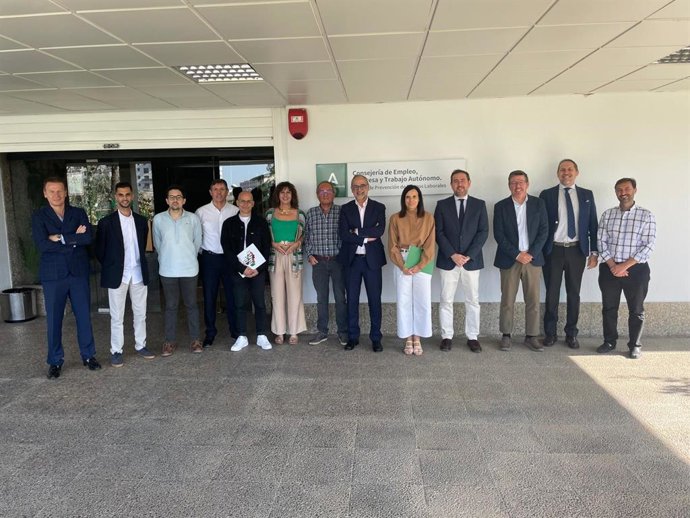 La delegada de Empleo, María Dolores Gálvez (5ª dcha.), junto con representante de las empresas y entidades participantes en la jornada.