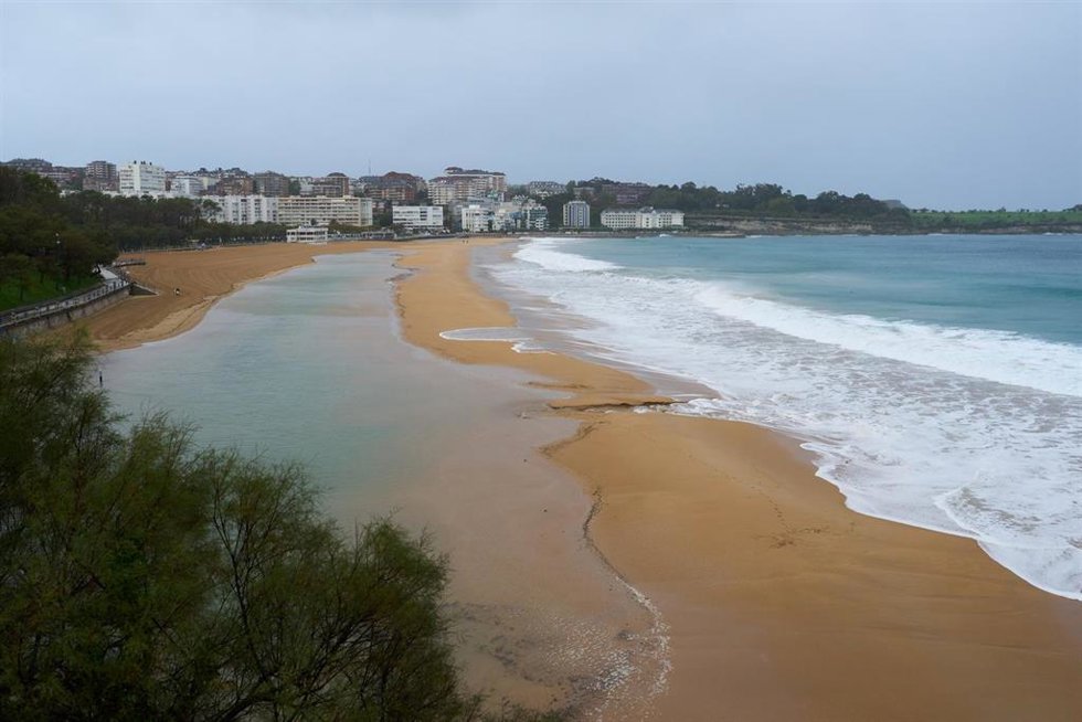 Archivo - Olas en una playa de Santander