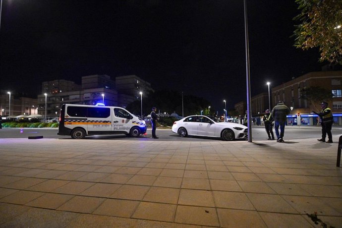 Archivo - Vehículos de la Policía Local de Almería.