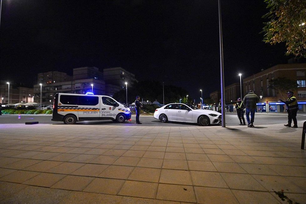 Archivo - Vehículos de la Policía Local de Almería.