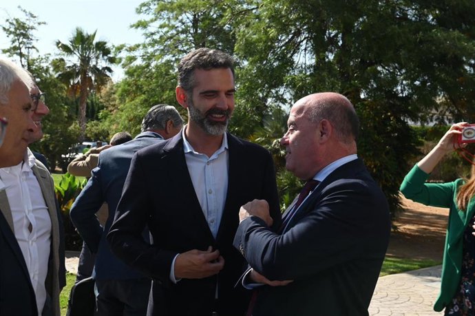 El consejero de Agricultura, Pesca, Agua y Desarrollo Rural, Ramón Fernández-Pacheco, junto al alcalde de Antequera.