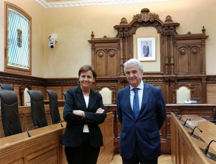 El presidente del Tribunal Superior de Justicia de Asturias, Jesús María Chamorro, en el Salón de Plenos del Ayuntamiento de Gijón, acompañado de la alcaldesa gijonesa, Carmen Moriyón.