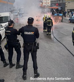 Policía Nacional y Bomberos de Santander en el polígono de Candina.