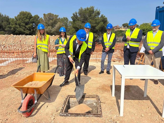 El conseller de Eduación y Universidades, Antoni Vera, coloca la primera piedra del nuevo edificio del IES Sant Marçal