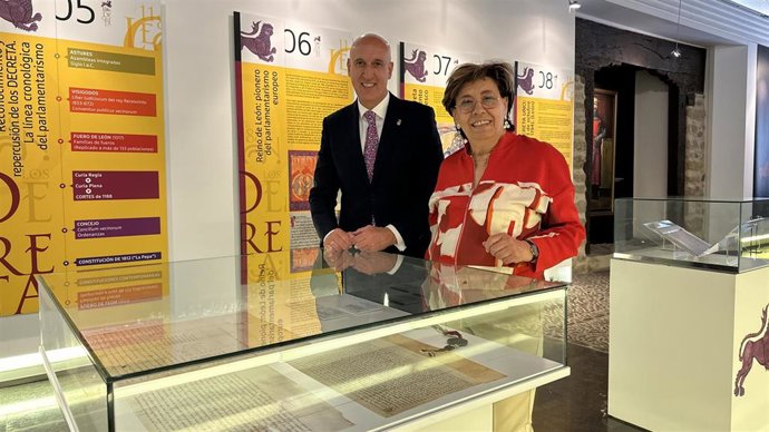 El alcale de León, José Antonio Diez y la concejal de Acción y Promoción Cultural, Elena Aguado, en la exposición del Palacio del Conde Luna.