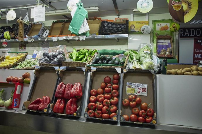 Archivo - Un estante de hortalizas en un mercado municipal.