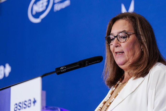 Archivo - (I-D) La presidenta de la Asociación Víctimas del Terrorismo (AVT), Maite Araluce, interviene durante un desayuno informativo de Nueva Economía Fórum, a 17 de octubre de 2024, en Madrid (España).