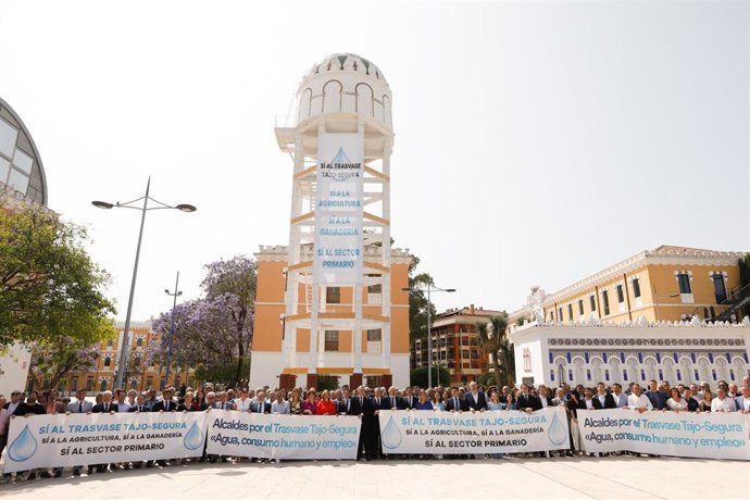 Archivo - 05-06-25 Alcaldes Por El Trasvase Tajo-Segura Firman Un Manifiesto "Agua, Consumo Humano Y Empleo" E El Cuartel De Artillería De Murcia.