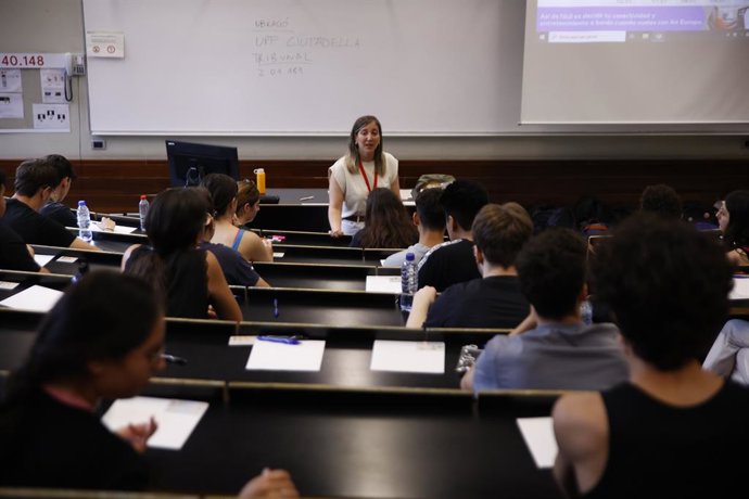 Archivo - Una examinadora de les PAU amb els estudiants en una aula 
