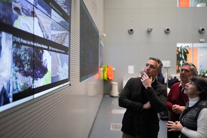 Archivo - El consejero de Medio Ambiente, Agricultura e Interior, Carlos Novillo, desde el Centro de Control de Canal de Isabel II en Majadahonda, tras presidir la reunión telemática del Comité Asesor del Plan Especial ante el Riesgo de Inundaciones (INUN