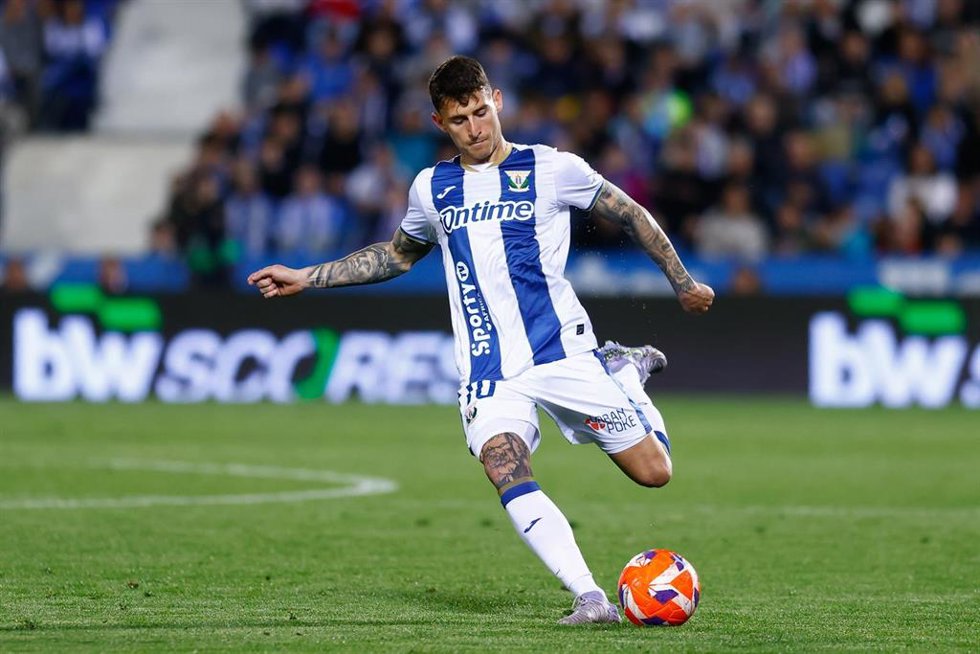 Archivo - El atacante cántabro Dani Raba lanza una falta para el D Leganés en Butarque.