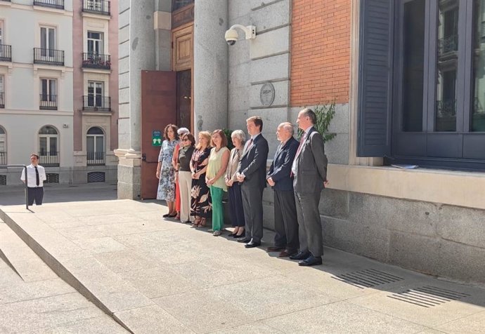 La presidenta del Congreso, Francina Armengol, y los miembros de la Mesa inauguran la placa 'BREEAM' en el Congreso, a 5 de junio de 2025.