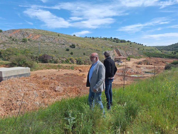 Miguel Latorre (izda) y Carlos Martínez visitan las obras de la antigua depuradora de soria