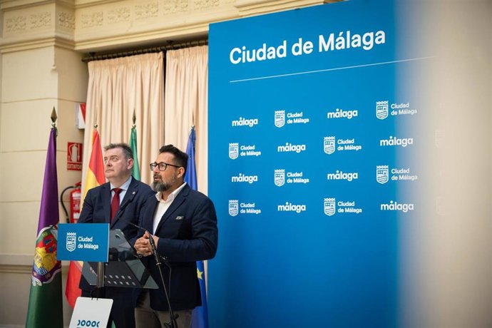 El concejal delegado de Vivienda y Regeneración Urbana, Francisco Pomares, y el presidente del Colegio Oficial de Administradores de Fincas de Málaga y Melilla, Manuel Jiménez Caro, en rueda de prensa