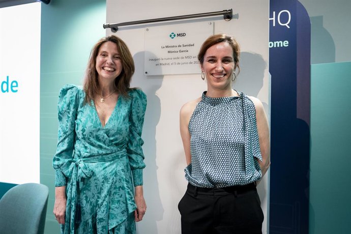 A presidente da MSD, Ana Argelich (à esquerda), e a ministra da Saúde, Mónica García (à direita), com a placa na inauguração da nova sede da MSD na Espanha, em 5 de junho de 2025, em Madri, Espanha. A gigante norte-americana MSD mudou-se para uma nova sed