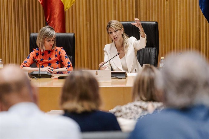 La vicepresidenta segunda, Yolanda Díaz (D), y la portavoz de Sumar en el Congreso, Verónica Martínez Barbero (I), participan en una jornada sobre el sector bancario, en el Congreso de los Diputados, a 5 de junio de 2025, en Madrid (España).