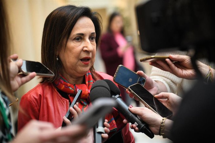 Archivo - La ministra de Defensa, Margarita Robles, atiende a los medios de comunicación.