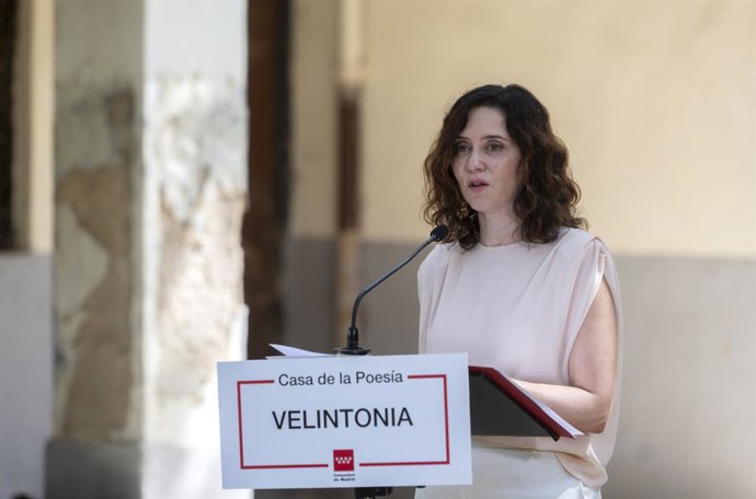 A Presidente da Comunidade de Madri, Isabel Díaz Ayuso, durante sua visita à Velintonia, em 2 de junho de 2025, em Madri (Espanha). Velintonia é a casa do ganhador do Prêmio Nobel Vicente Aleixandre, recentemente adquirida pelo Governo de Madri.