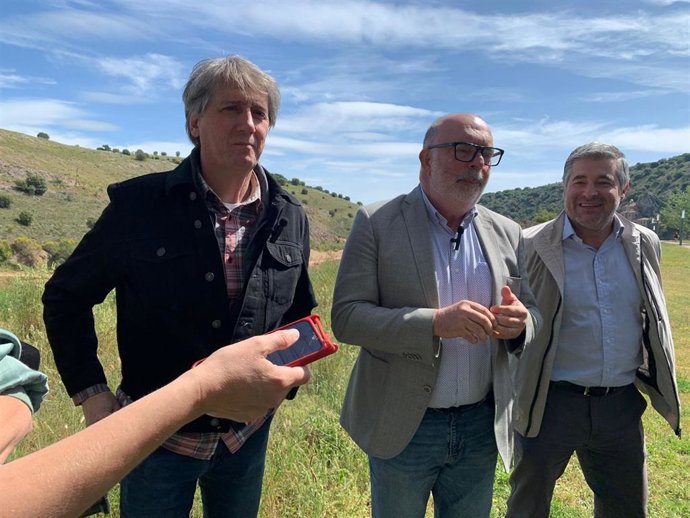 A la izda, Martínez en la visita a a antingua depuradora de Soria.