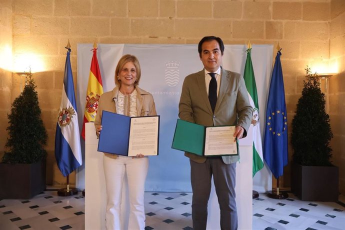 El consejero de Justicia y la alcaldesa de Jerez muestran el convenio firmado.