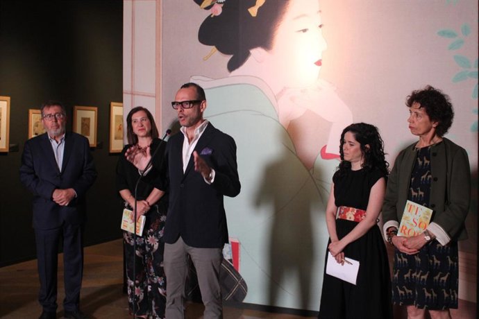 El director general de Cultura del Gobierno de Aragón , Pedro Olloqui en la presentación de la exposición 'Tesoros. Colecciones de arte asiático del Museo de Zaragoza' que acoge hasta el 13 de octubre la Lonja.