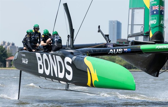 Imagen del equipo australiano de SailGP en Nueva York tras el acuerdo con su nuevo patrocinador principal BONDS