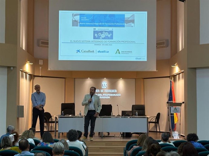 Charla de la Junta y CaixaBank Dualiza con orientadores