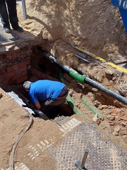 Operarios trabajando en la rotura de la tubería en Ezequiel González.