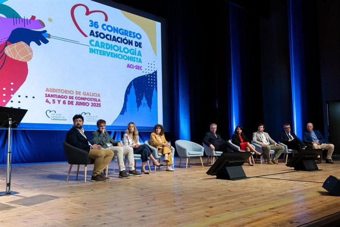 El conselleiro de Sanidade, Antonio Gómez Caamaño, y la alcaldesa de Santiago, Goretti Sanmartín, acuden al 36 Congreso de la Asociación de Cardiología Intervencionista de la Sociedad Española de Cardiología
