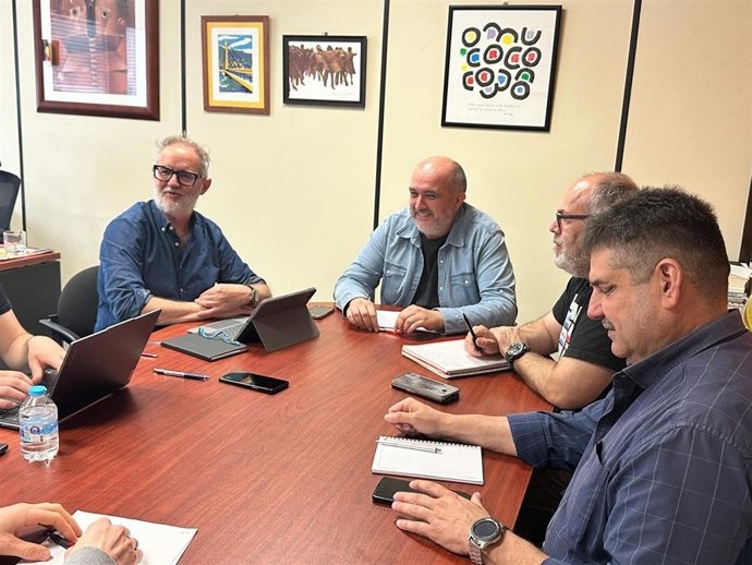 Rafael Cofiño, junto a representantes de CCOO