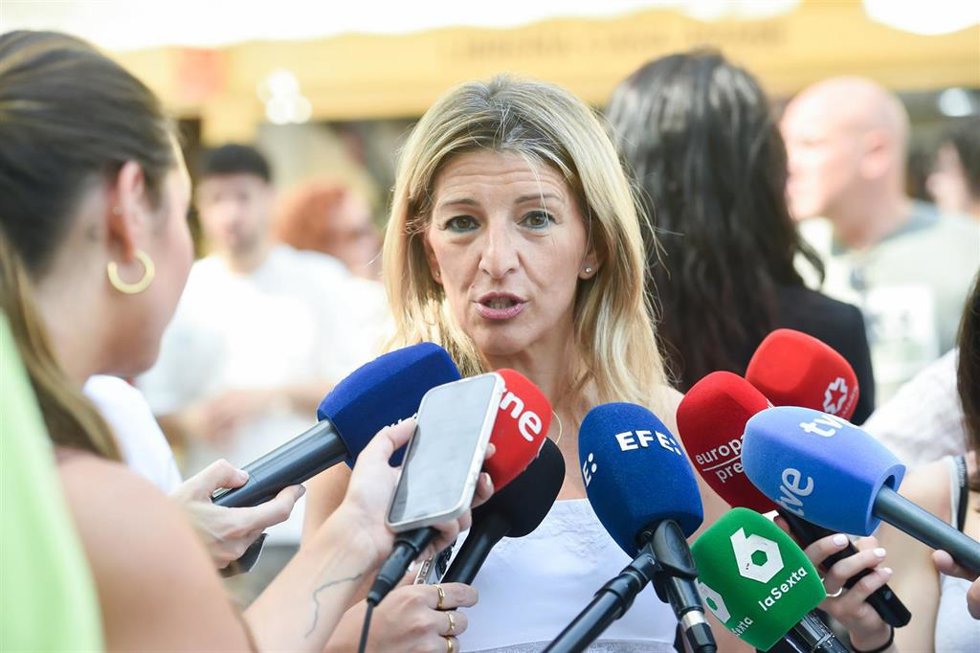 La vicepresidenta segunda y ministra de Trabajo y Economía Social, Yolanda Díaz, atiende a los medios de comunicación durante la 84 Feria del Libro de Madrid, en el parque del Retiro, a 31 de mayo de 2025, en Madrid (España).