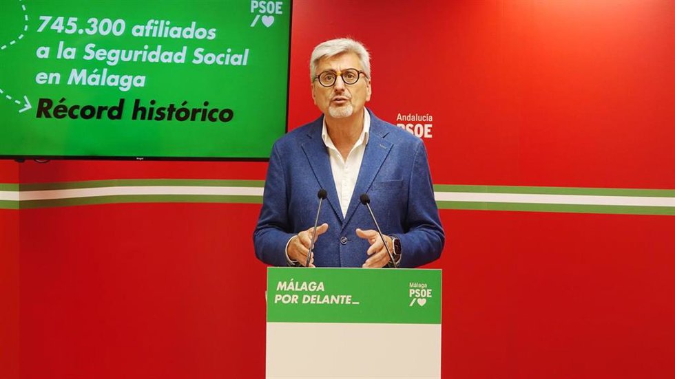 El secretario general del PSOE de Málaga, Josele Aguilar, en rueda de prensa.