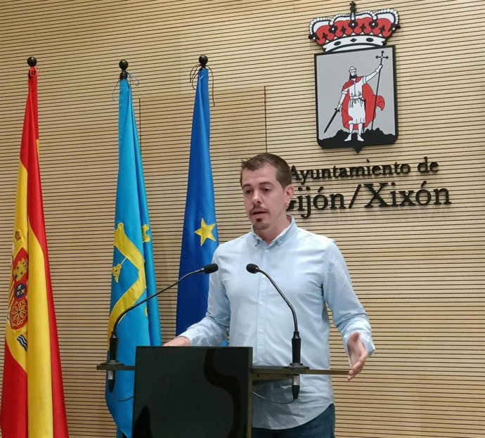 El portavoz de IU en el Ayuntamiento de Gijón, Javier Suárez Llana, en rueda de prensa en el Consistorio gijonés.