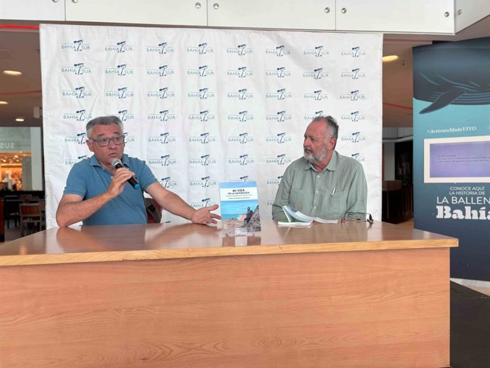 Imagen de la presentación del libro 'Mi vida en la naturaleza', del biólogo Federico Fernández, en el centro comercial Bahía Sur.