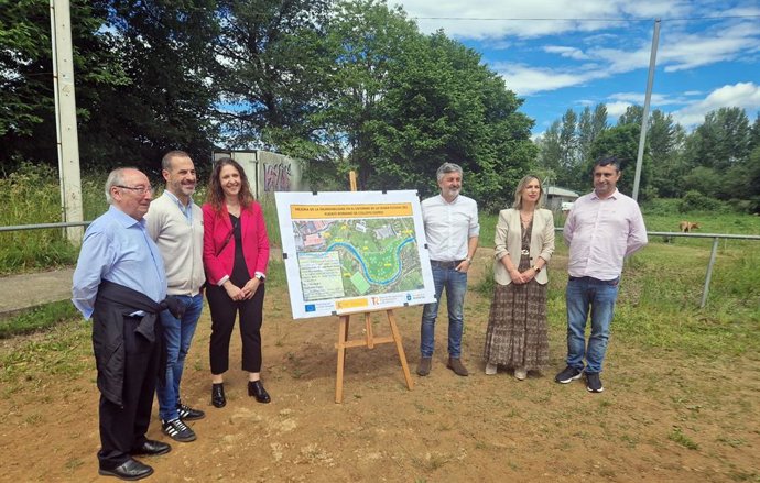 El presidente del CF Colloto, Antonio Martínez Cedrón; el alcalde de Siero, Ángel García; las directoras generales del Agua, Vanesa Mateo, y de Medio Ambiente, Susana Madera, y el concejal de Urbanismo de Siero, Javier Rodríguez.