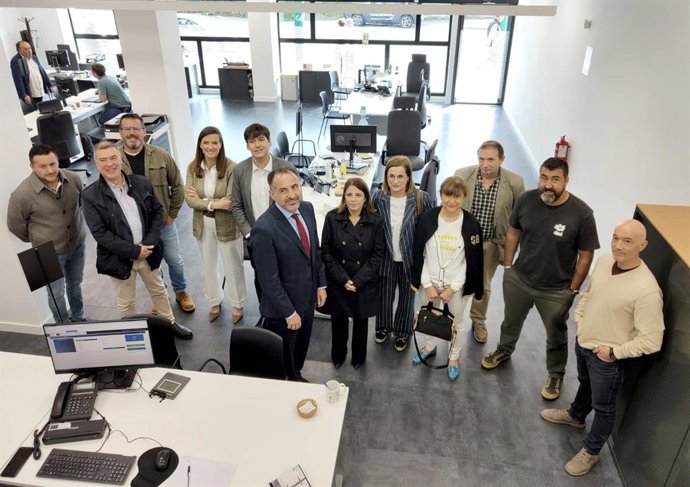 El consejero de Ciencia, Industria y Empleo, Borja Sánchez, en su visita a la nueva oficina de empleo de Langreo.