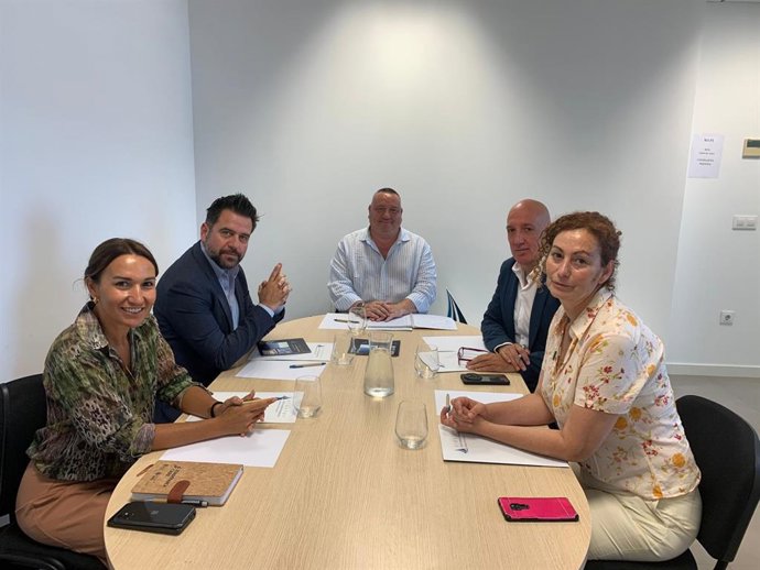 El delegado del Estado en la Zona Franca de Cádiz, Fran González, y el presidente del Clúster Marítimo Marino de Andalucía , Javier Noriega, con sus equipos.