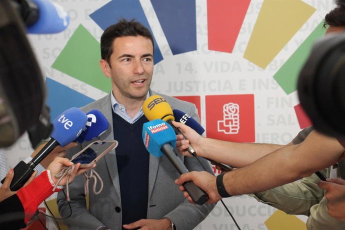 El secretario general del PSOE de Cantabria, Pedro Casares, en su comparecencia ante los medios