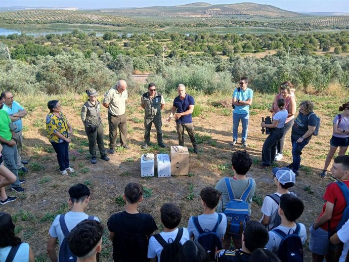 Martínez (centro) interviene en la jornada de actividades de sensibilización y educación ambiental desarrollada en la Reserva Natural Laguna de Zóñar.