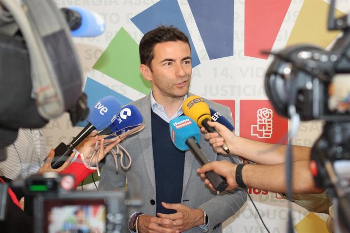 El secretario general del PSOE de Cantabria, Pedro Casares, hace declaraciones a los medios en la sede del partido