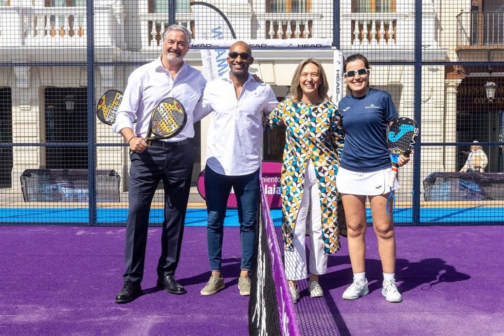 Presentación de la pista de pádel instalada en la plaza Mayor de Guadalajara.