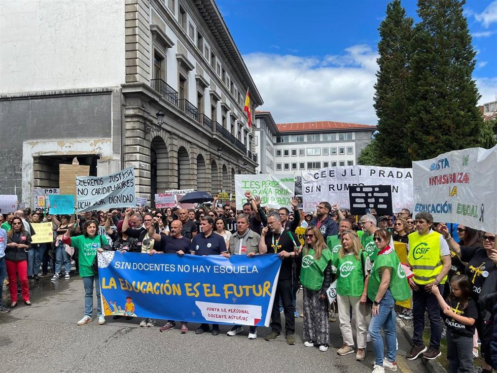 Concentración de docentes frente a la Consejería de Educación en Oviedo.